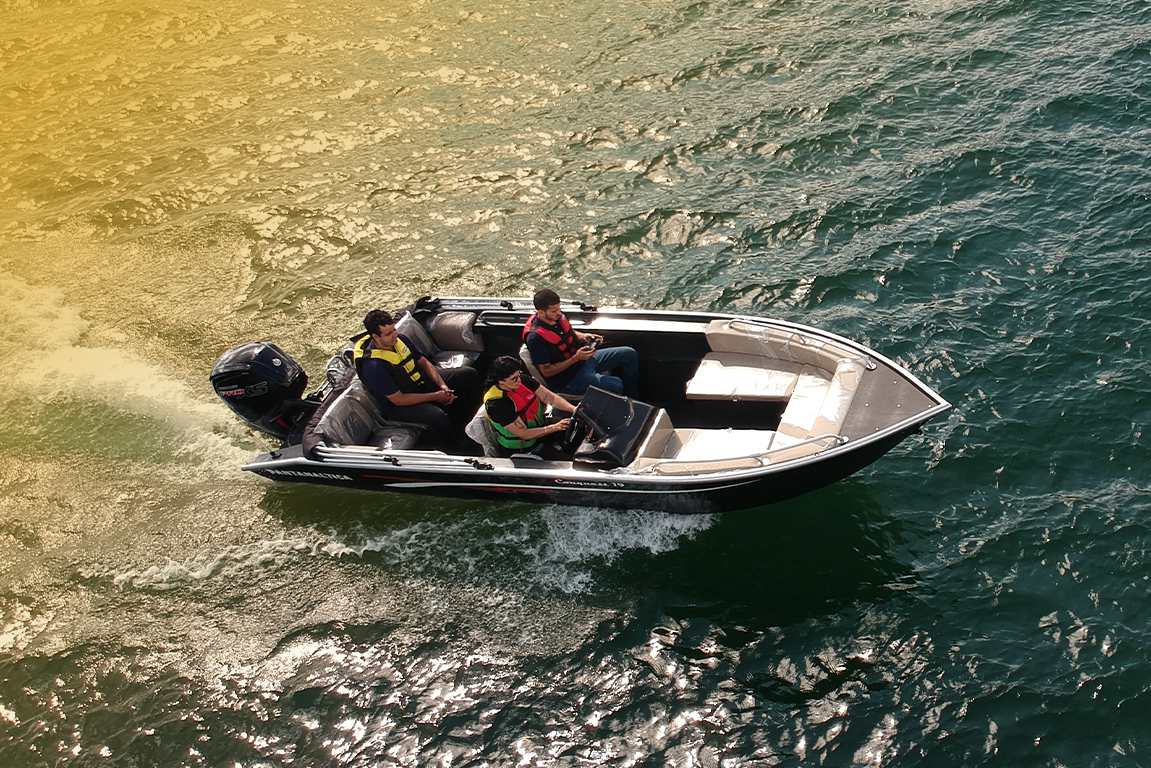Barco de alumínio Pantanaltica navegando, destacando o custo-benefício.