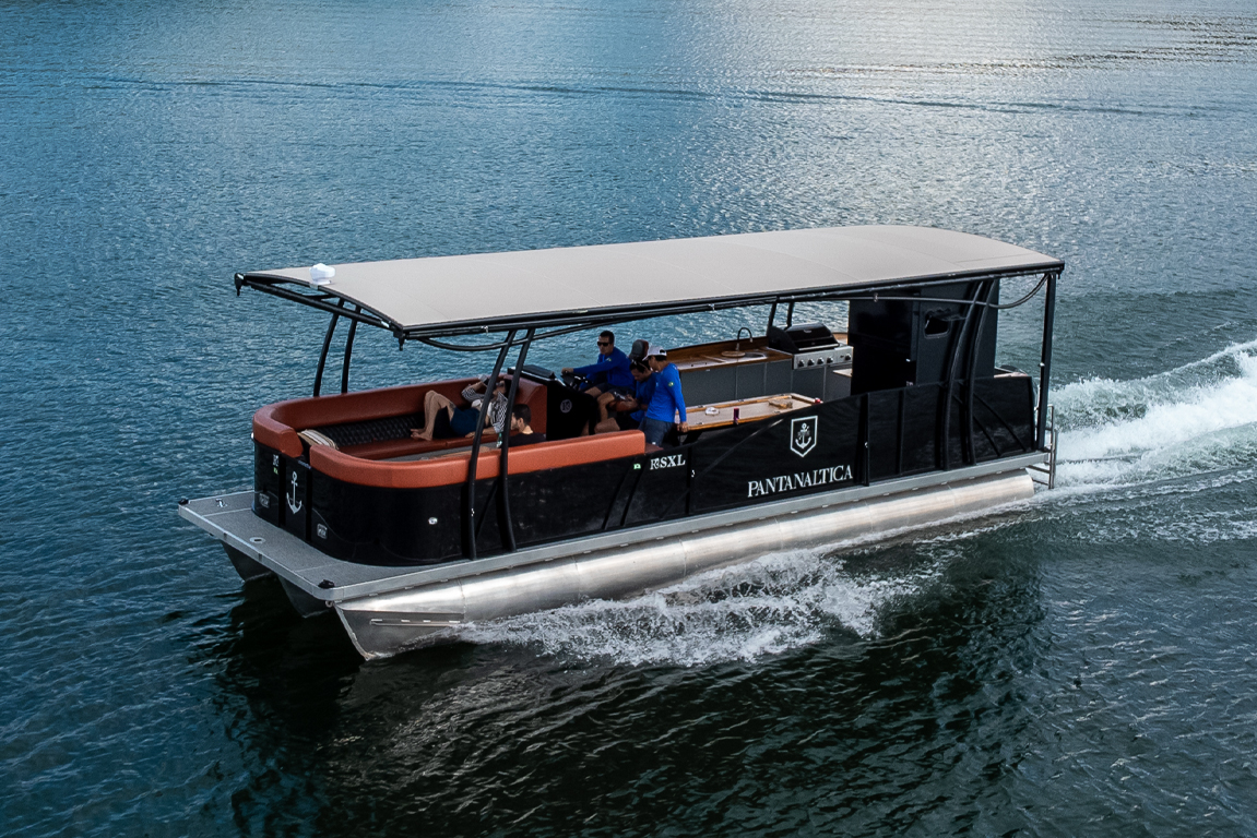 Vista frontal do Pontoon R5 SXL na água, mostrando os flutuadores de alumínio e o convés espaçoso