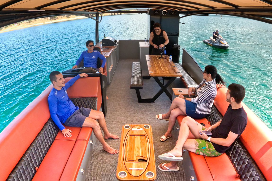 Interior do Pontoon R5 SXL mostrando o layout dos bancos frente a frente, permitindo interação social e conversa entre amigos durante o passeio.