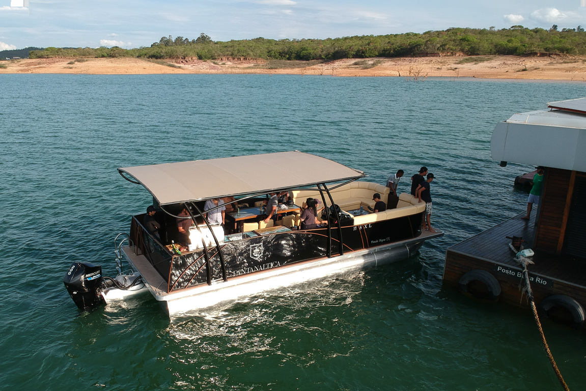 Pontoon R5 SXL atracado em pier flutuante próximo à margem em dia ensolarado